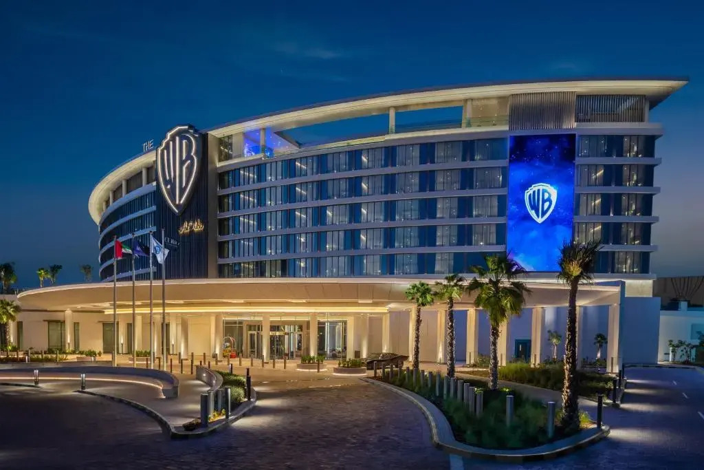 Отель The WB Abu Dhabi, Curio Collection by Hilton - Photo 1
