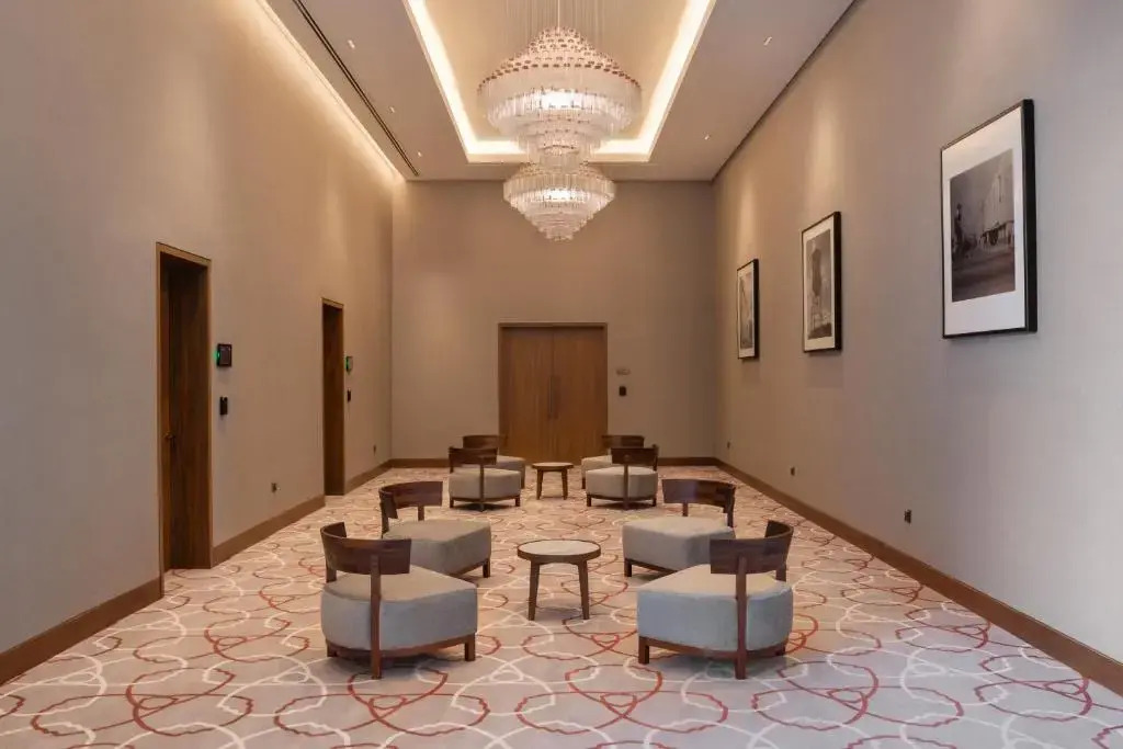 Отель The WB Abu Dhabi, Curio Collection by Hilton - Photo 3
