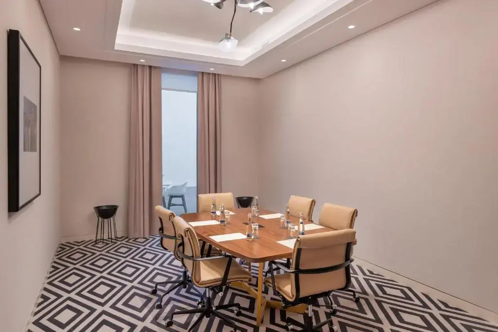 Отель The WB Abu Dhabi, Curio Collection by Hilton - Photo 4