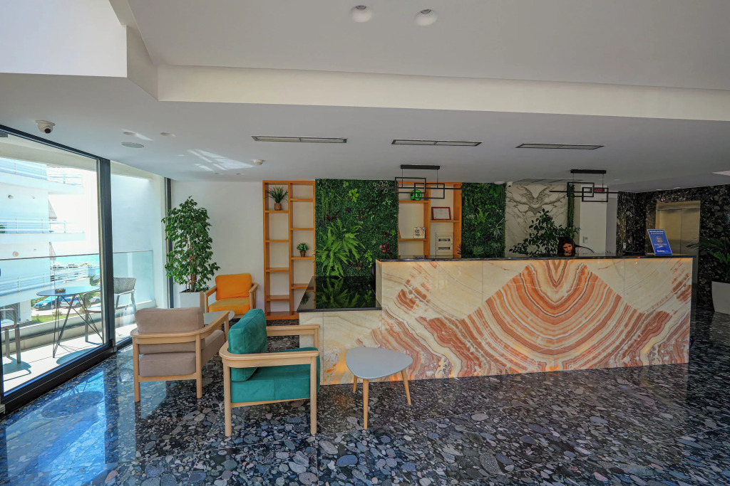 Dorchester Hotel - Photo 2