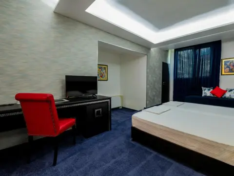 Hotel Elegance - Photo 1