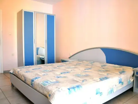 La Playa Apartments - Photo 3