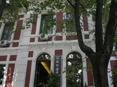 Roger's Hotel - Photo 1