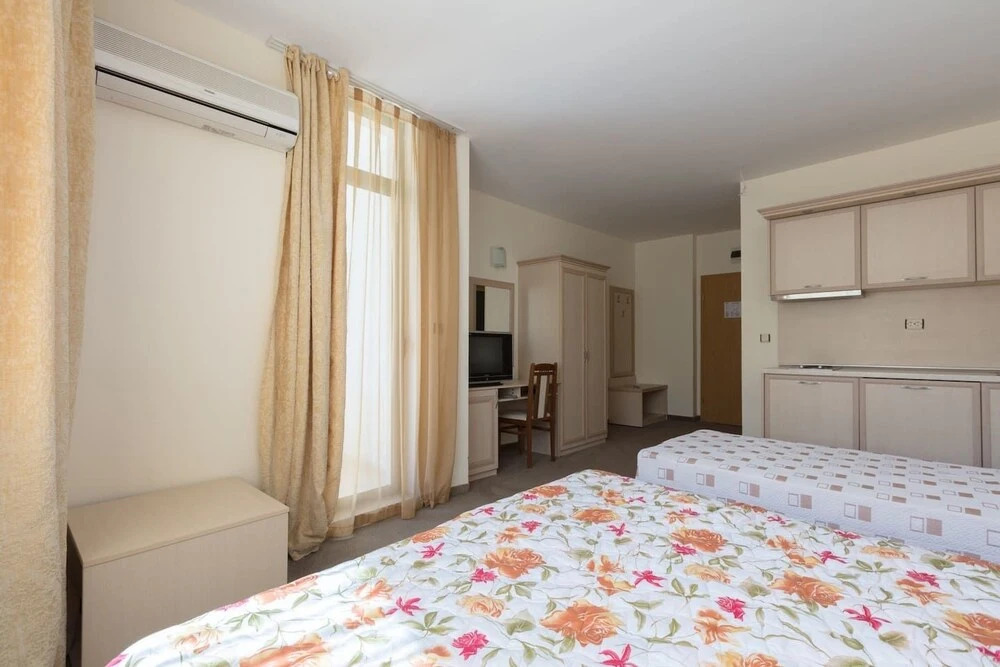 Studio with Balcony and Pool View - Photo 2