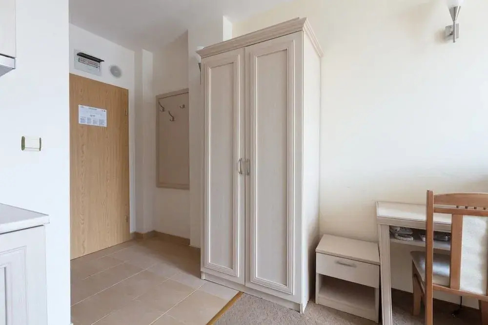 Studio with Balcony and Pool View - Photo 3