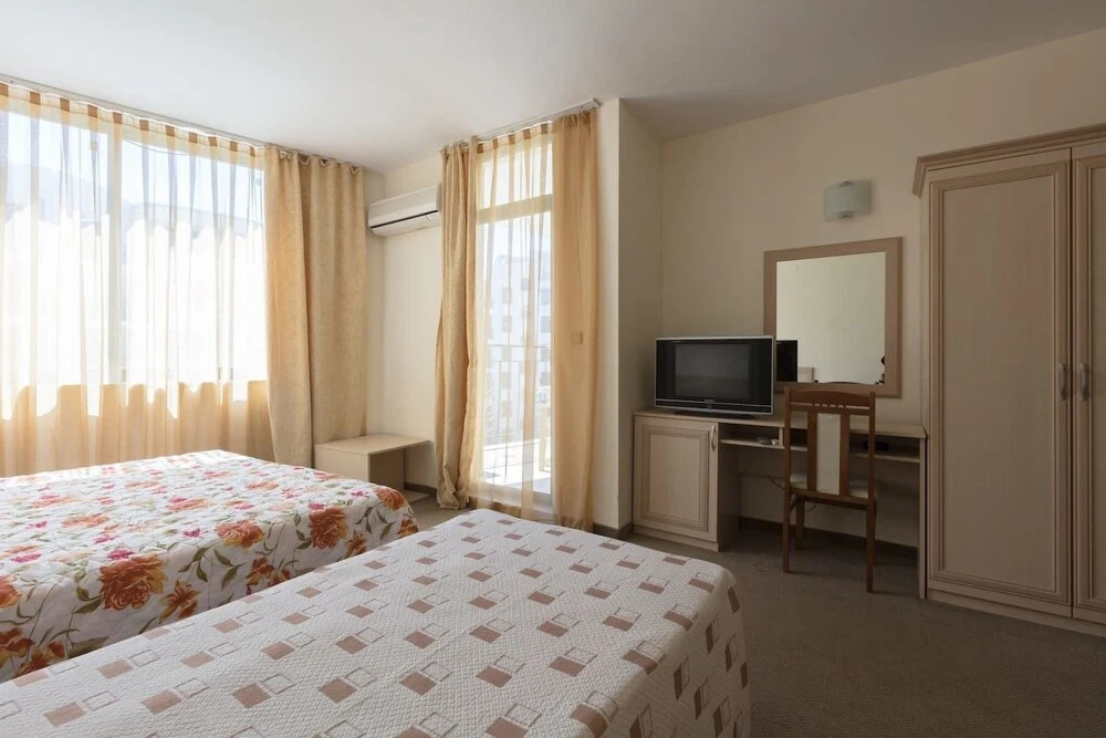 Studio with Balcony and Pool View - Photo 4