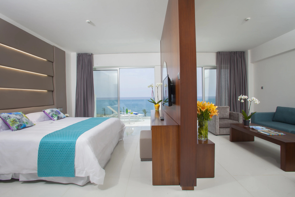 King Evelthon Beach Hotel & Resort - Photo 3