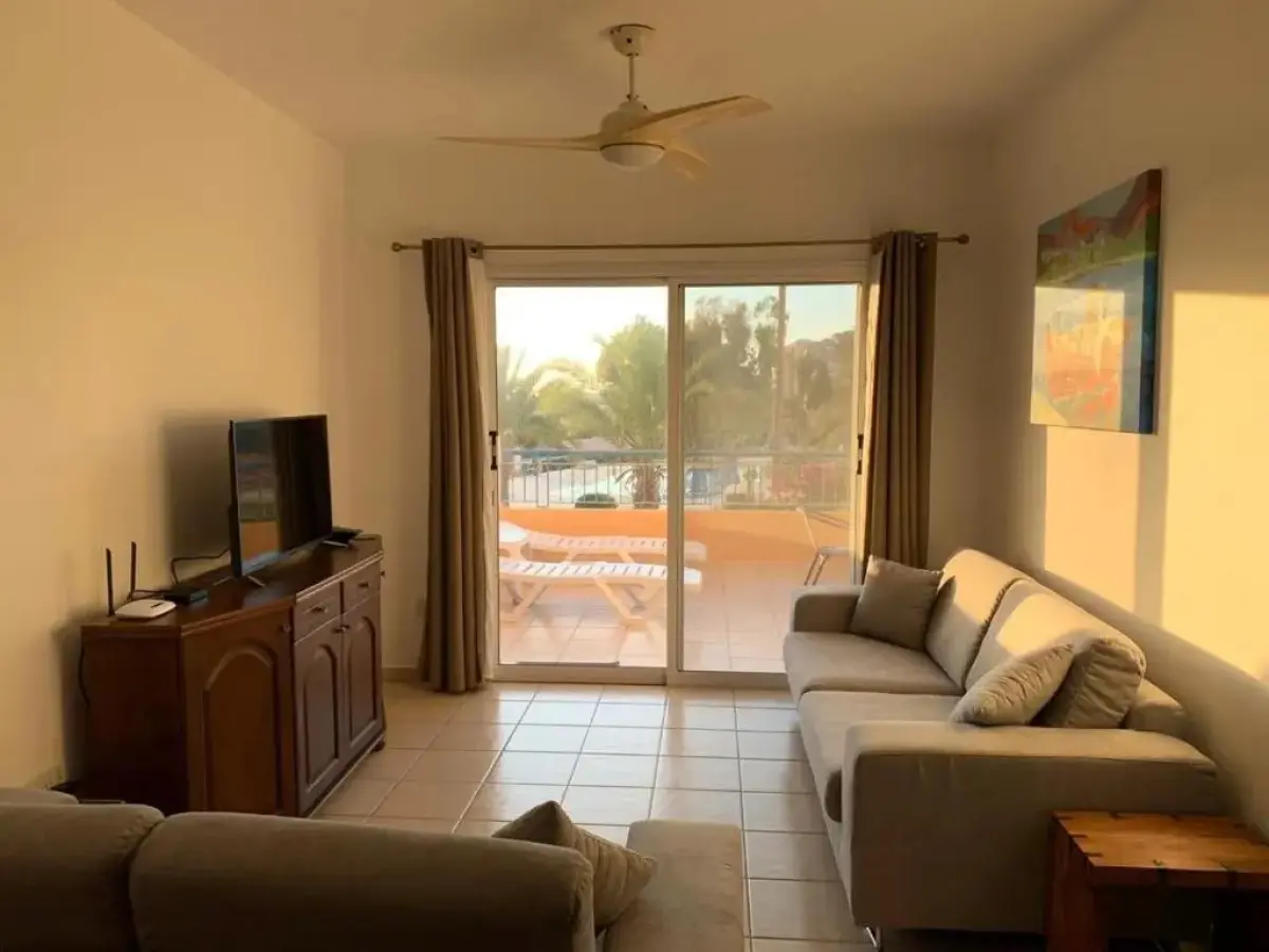 Stylish 2 bedroom apartment with seaviews in King's Palace