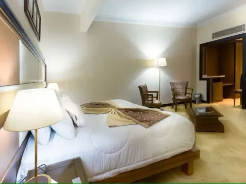 Chain Luxe Paradise Hotel - Photo 2