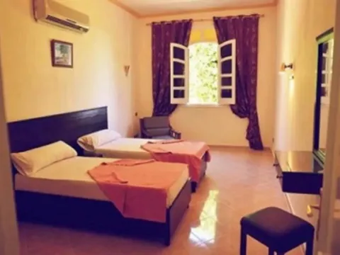 Maxim Inn Lake View - Photo 3