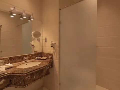 Riverside Hotel - Photo 4