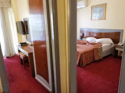 Trio Caroline Hotel - Photo 3