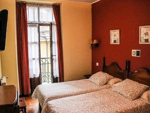 Apartamentos La Guía - Photo 2