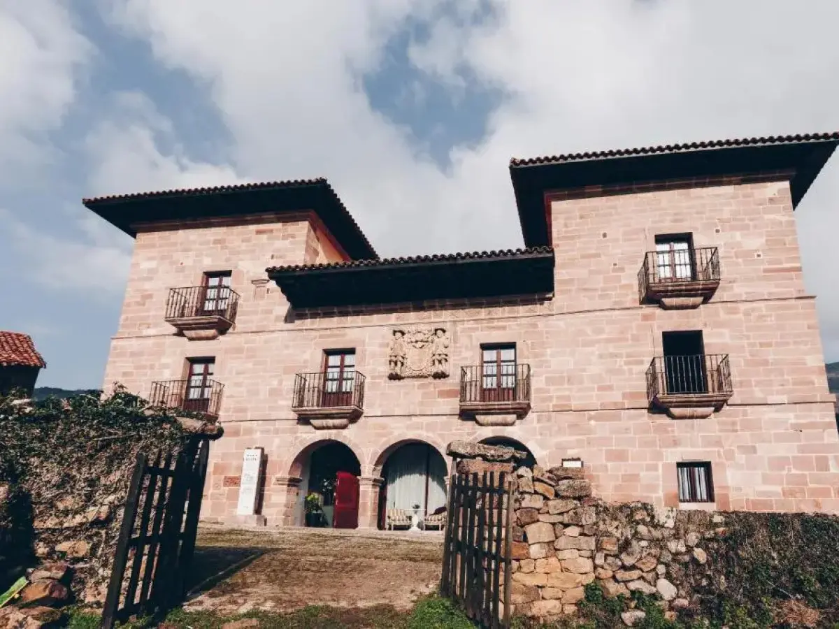 Arha Casona de Carmona (Antiguo Parador de Carmona-Cantabria)