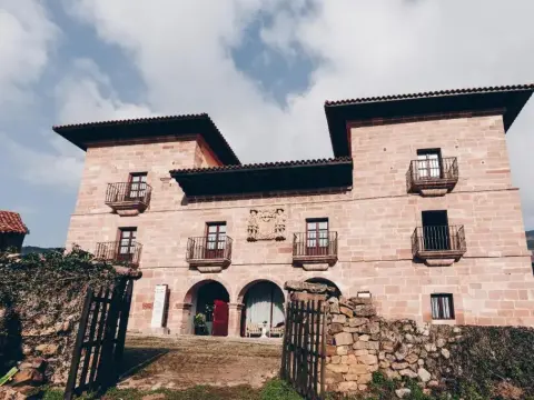 Arha Casona de Carmona (Antiguo Parador de Carmona-Cantabria) - Photo 1