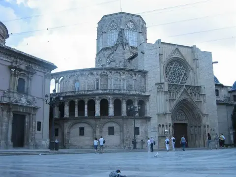 Blue Moon Apartments - Photo 1