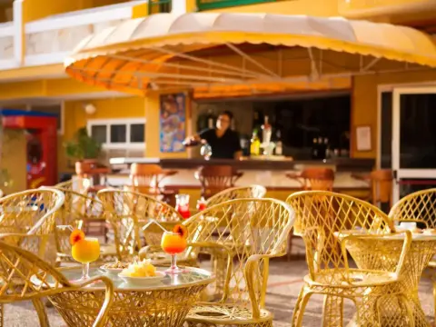 Caleta Garden Apartments - Photo 2