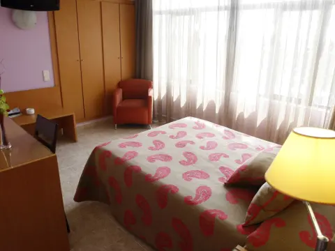 El Aguila Hotel - Photo 4