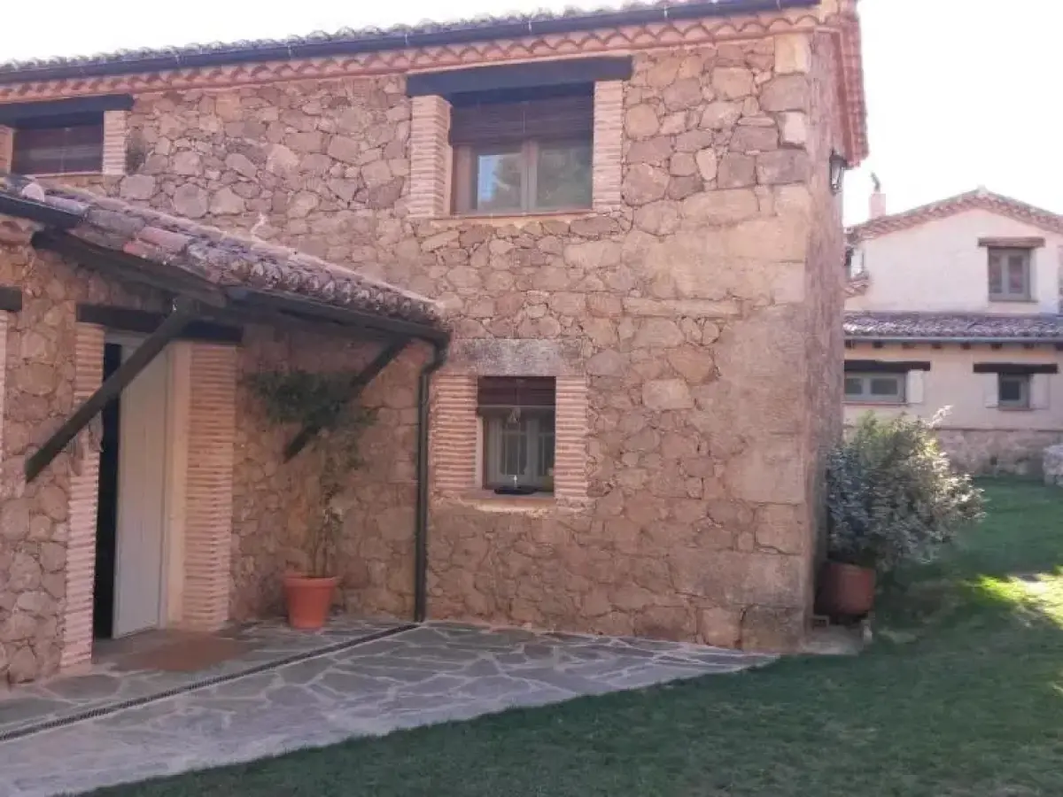 El Vergel de Chilla son 3 alojamientos Abejas 1 Abejas 2 y Libélula