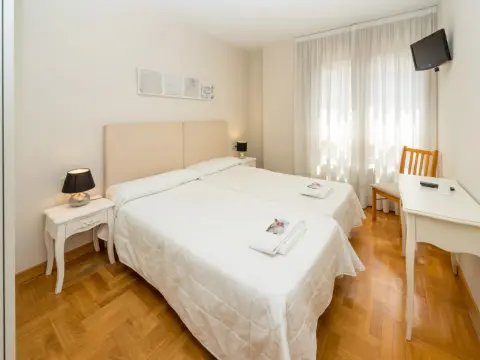 Gestión de Alojamientos Rooms - Guest House - Photo 4