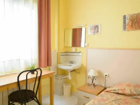 Hostal Alhambra Tarragona - Photo 4