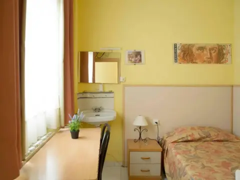 Hostal Alhambra Tarragona - Photo 3
