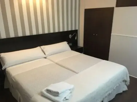 Hostal Gud Salamanca - Photo 2