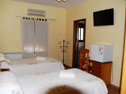 Hostal la Encina - Photo 2