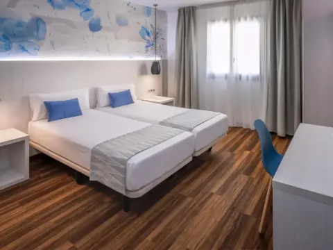 Hostal Operaramblas - Photo 4