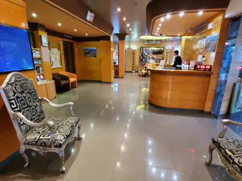 Hotel Ampuria Inn - Photo 2