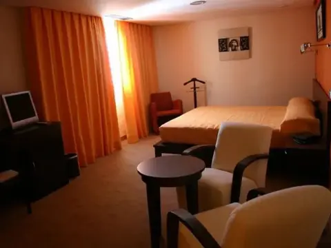 Hotel Central Yuncos - Photo 2