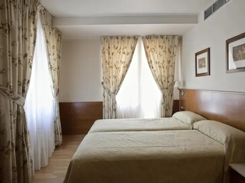 Hotel Don Carlos - Photo 3