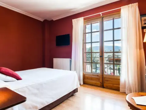 Hotel Esquirol - Photo 4