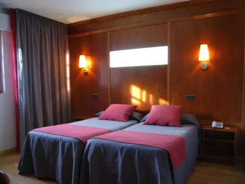 Hotel Mozarbez Salamanca - Photo 3