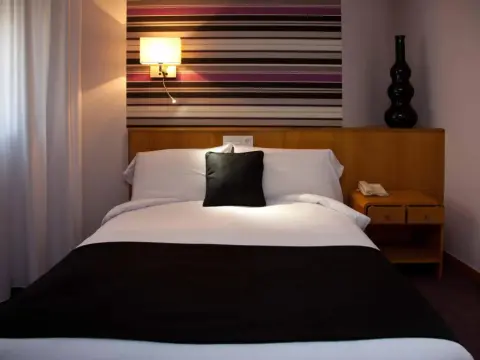 Hotel Palacio de Cristal - Photo 1