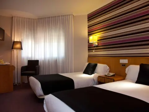 Hotel Palacio de Cristal - Photo 2