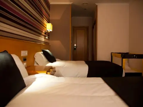 Hotel Palacio de Cristal - Photo 4