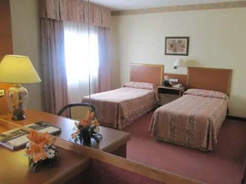 Hotel Sercotel Cuatro Postes - Photo 2