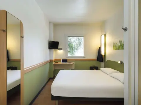 ibis budget Málaga Centro - Photo 3