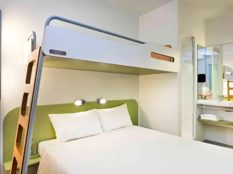 ibis budget Málaga Centro - Photo 4