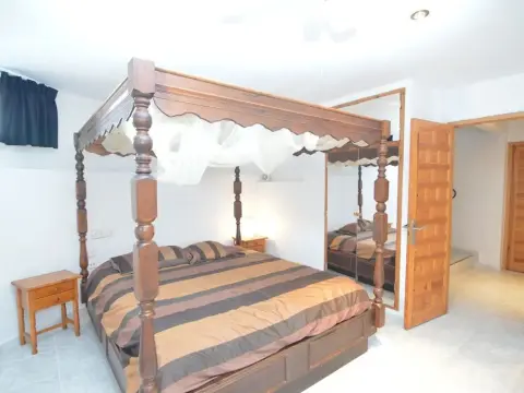 Luxurious Villa in La Escuera with Swimming Pool - Photo 2