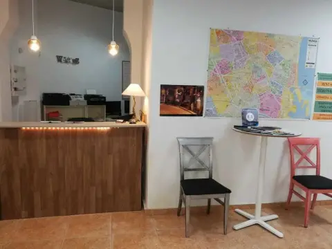 Valencia City Host - Photo 3
