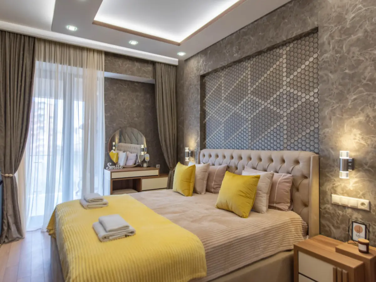 S Prostornoy Terrasoy i Vidom na Park Apartments