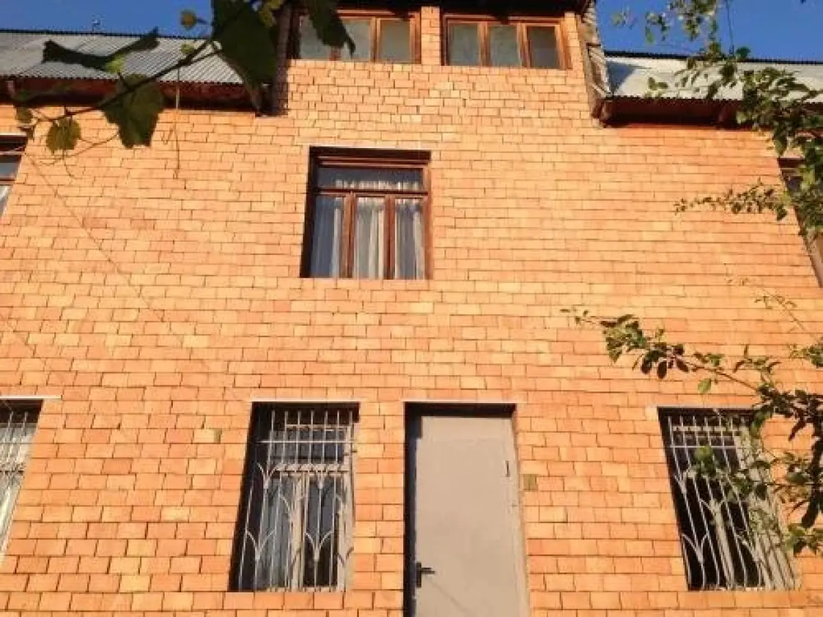 Guest House on Saakadze St. 36
