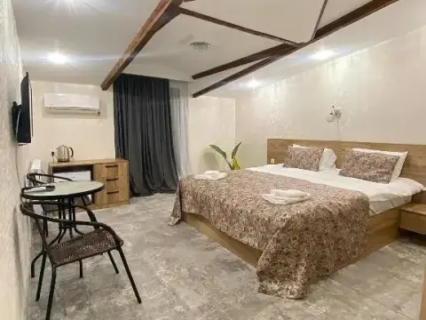 Hotel Traveler - Photo 1