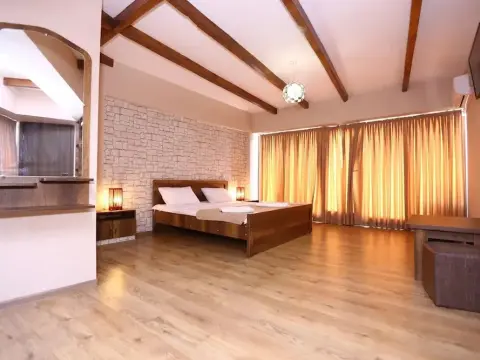 Hotel Traveler - Photo 1