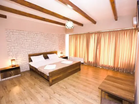 Hotel Traveler - Photo 2