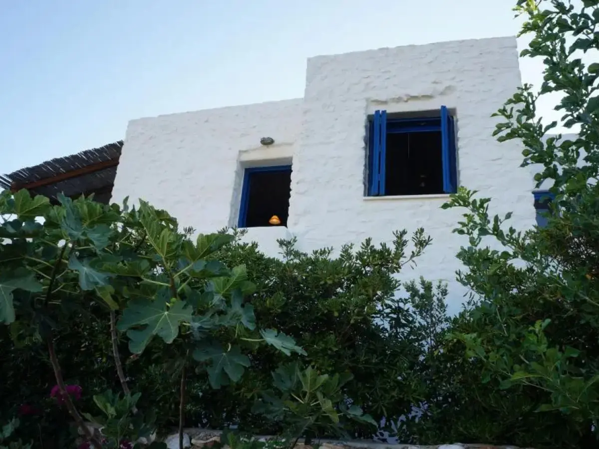 2-bedroom stone house, pool, 10min walk to beach