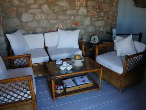 2-bedroom stone house, pool, 10min walk to beach - Photo 2