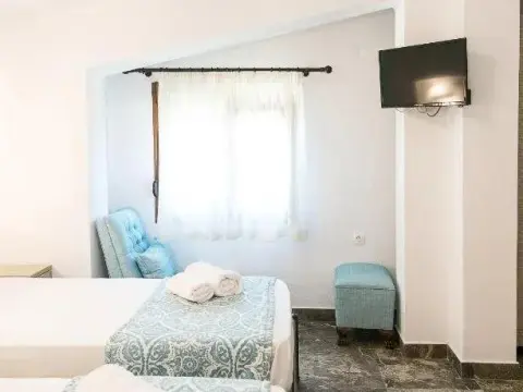 Alexandros Hotel Apartments - Photo 4